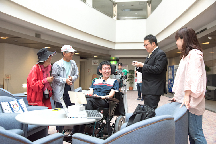 【写真】笑顔で話すおじいちゃん、おばあちゃんとおんださとしさん、秘書の坂田さんとライターのくどうみずほ