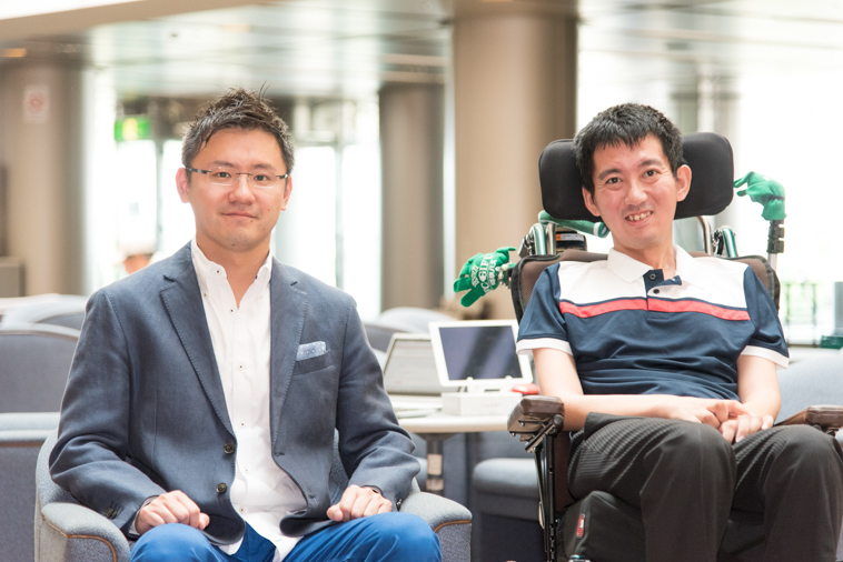 【写真】微笑んで座っているあきもとしょうじさんとおんださとしさん