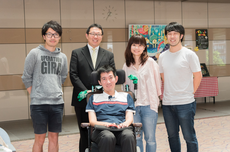 【写真】微笑みながら車椅子に座っているおんださとしさんとさかたさん、ライターのくどうみずほ