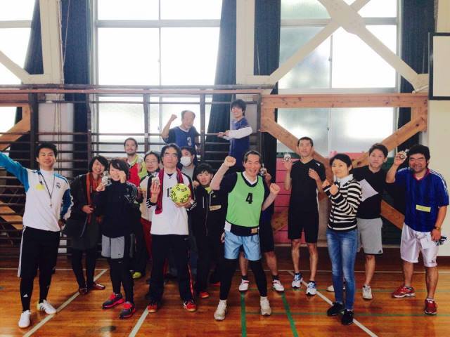 【写真】体育館でおもいおもいのポーズをとる人たち。年齢は様々でみんな楽しそうにしている。