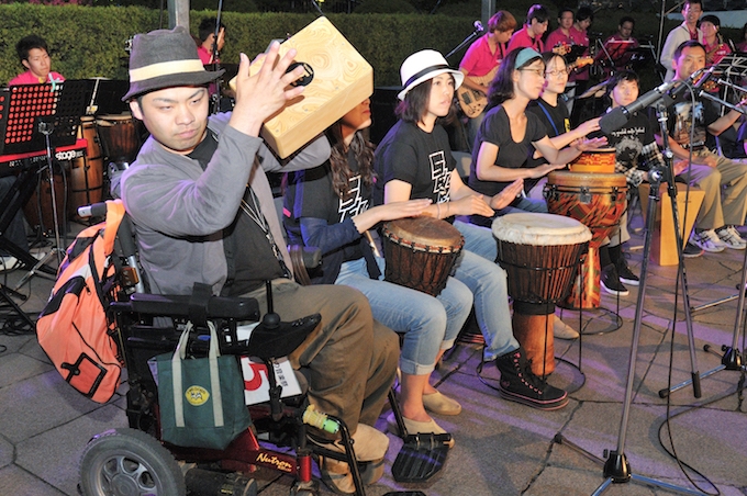 【写真】太鼓やギター、キーボードで真剣な表情で演奏を行う人たち。