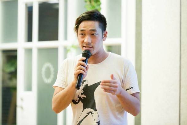 【写真】イベントの参加者にむけて真剣な表情で語るおかさん