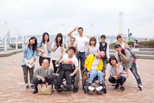 【写真】街中で笑顔で集まるメンバー
