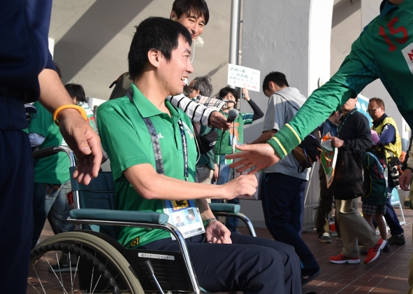 スタジアムでFC岐阜サポーターのみなさんと交流する恩田さん