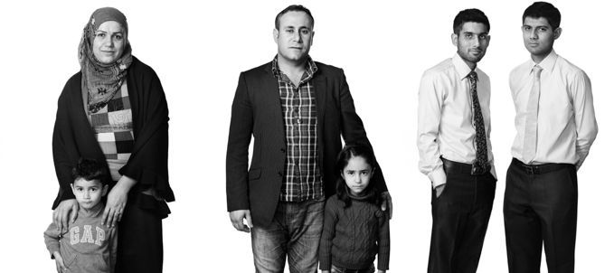 【写真】寄り添う二組の難民の親子と二人の青年