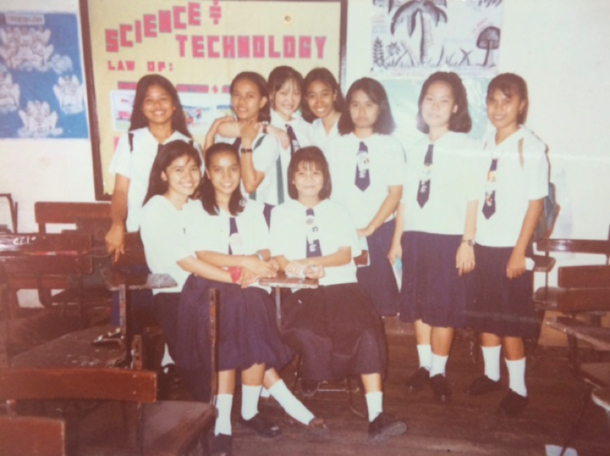 【写真】笑顔の女子学生の集合写真。後ろの壁には英語のタペストリーが飾ってある。