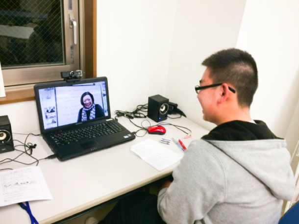 【写真】パソコンを使ってテレビ電話でやりとりをするふたりぐみ