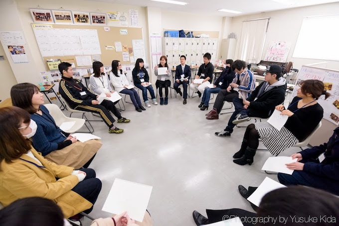 【写真】D×Pが高校で提供するプログラム「クレッシェンド」の風景。20人ほどが円になって座りそれぞれ話している。
