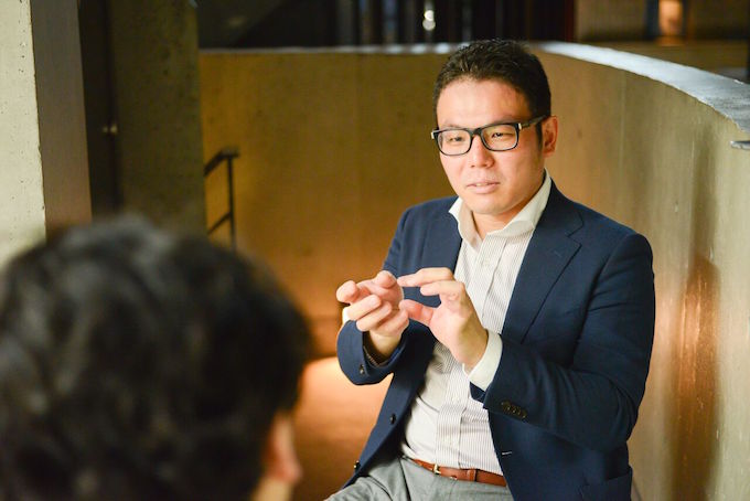 【写真】インタビューに真剣に応えるいとうじろうさん
