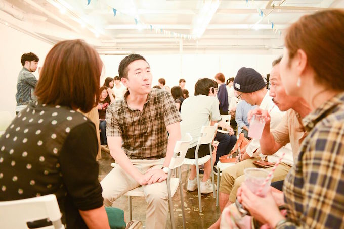 【写真】soarのイベントに足を運んでくれた時、近くの人と楽しそうに話すいわもとゆうきさん