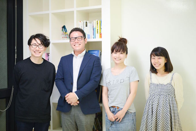 【写真】笑顔のいとうじろうさんとライターのしらいしかつやさん、ソアー編集長のくどうみずほ