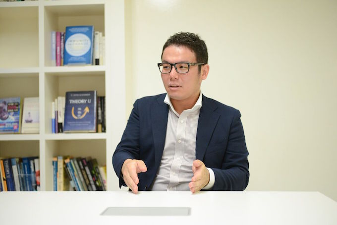 【写真】インタビューに真剣に応えるいとうじろうさん