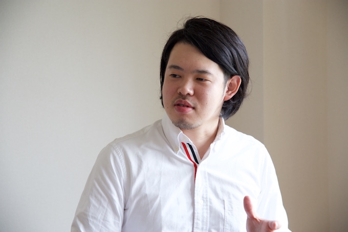 【写真】真剣な表情でインタビューに応えるぬまたひさしさん