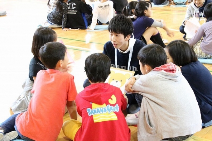 ReBitの活動で、子どもたちにLGBTについて語る松岡さん