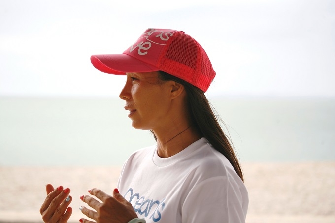 【soar】海の前で、微笑みながら話をするアンジェラさん