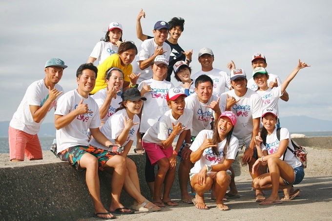 【写真】オーシャンズラブのスタッフ、ボランティアがポーズを取りながら楽しそうに写っている