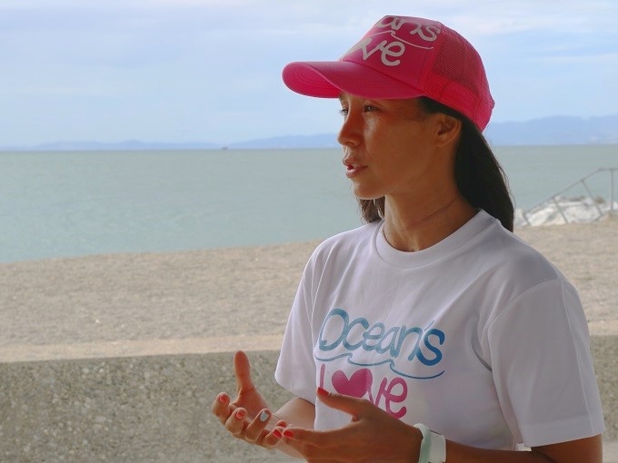 【写真】真剣な表情で語るアンジェラさんの横顔