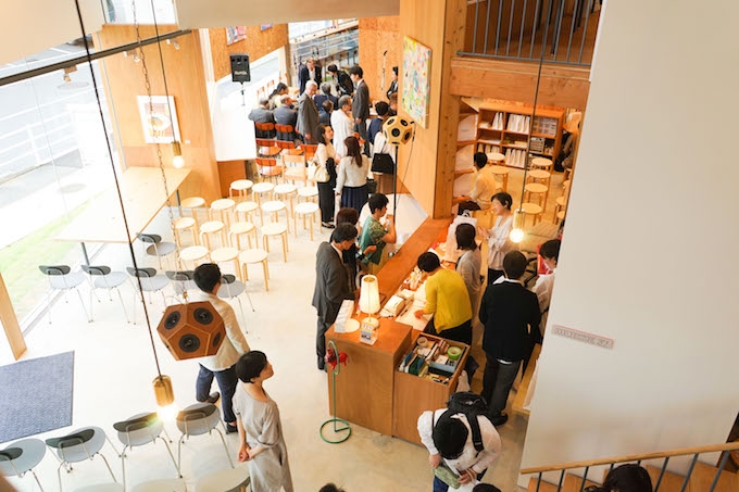 【写真】センターの中でたくさんの人集まっている。明るい光が差しあたたかな空気に包まれている。