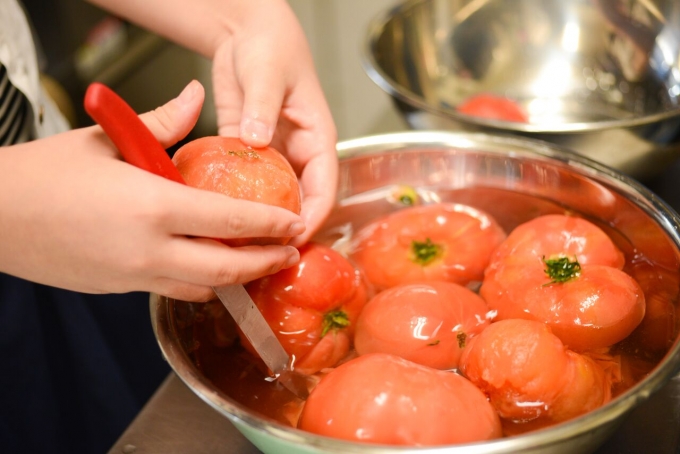 【写真】ご飯の材料であるたくさんのトマト