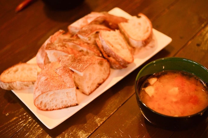【写真】チキンのトマト煮込みとパン