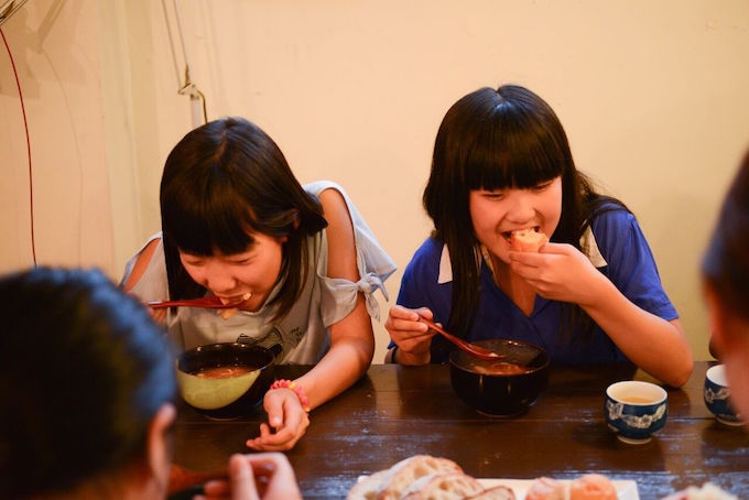 【写真】笑顔でご飯を食べる子どもたち