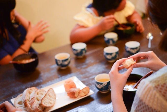【写真】楽しく話しながらご飯を食べる子どもたち