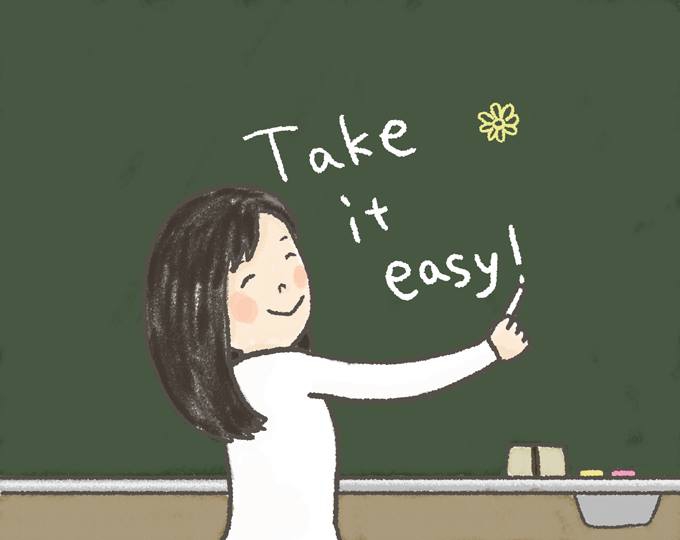 【イラスト】微笑みながら、黒板に「take it easy」と書くたかこさん