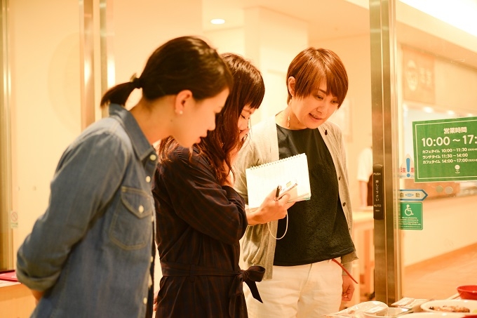 【写真】メニューを眺めるsoar取材班。自然に笑みが溢れている。