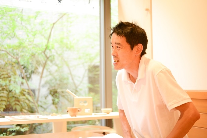 【写真】もりのキッチンスタッフのまつむらけんじさんがインタビューに応えている。