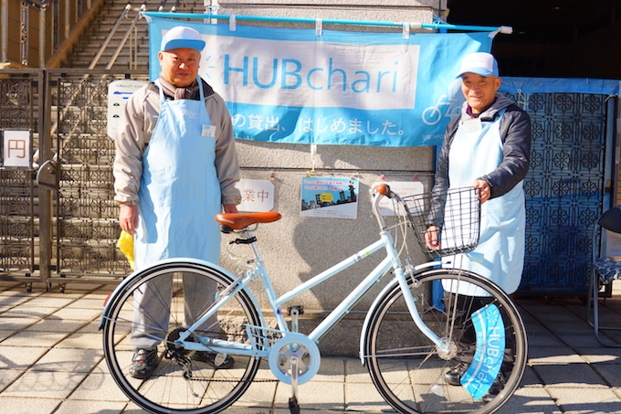 【写真】誇らしげな顔で修理した自転車と一緒にカメラを見つめる二人の男性。
