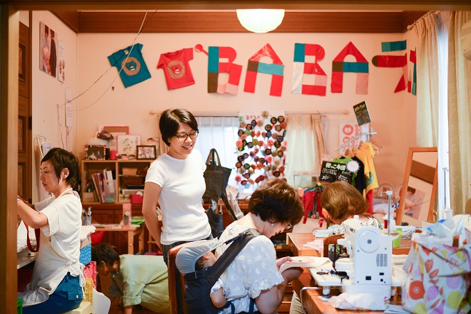 【写真】ばばらぼで笑顔で働くメンバー