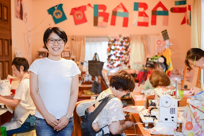 【写真】笑顔のくわはらさんとばばらぼで働く人たち