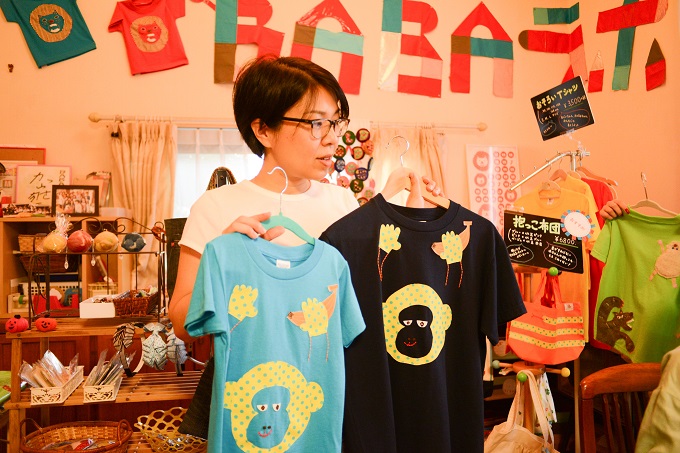 【写真】猿のイラストが書いてあるティーシャツ