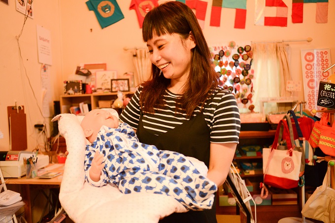 【写真】ばばらぼの商品を手に取るライター