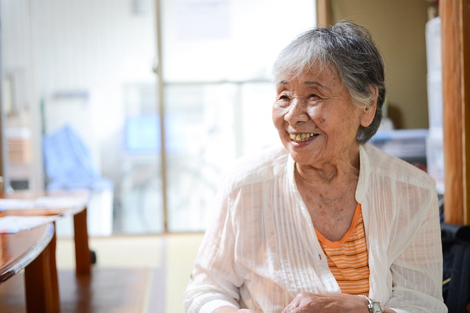 【写真】微笑みながら話すきぬこさん