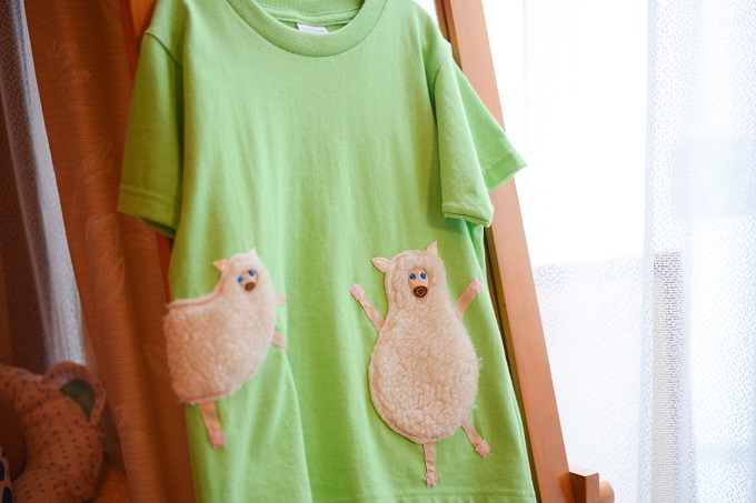 【写真】羊のアップリケが付いているティーシャツ
