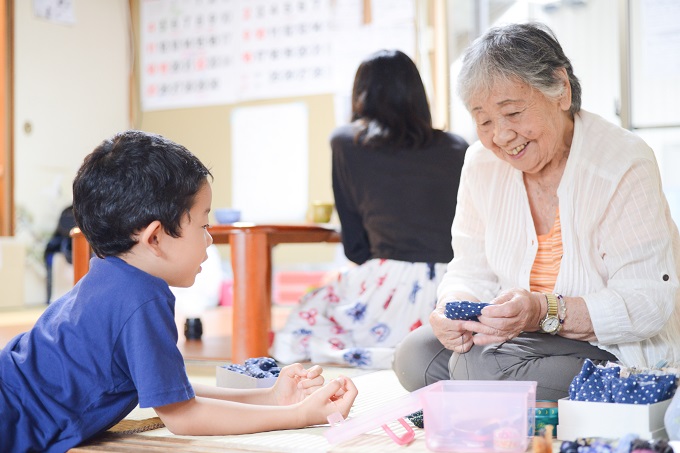 【写真】笑顔で子どもと話すきぬこさん