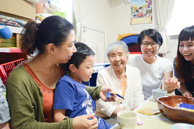 【写真】子どもたちも高齢者も笑顔で話している様子