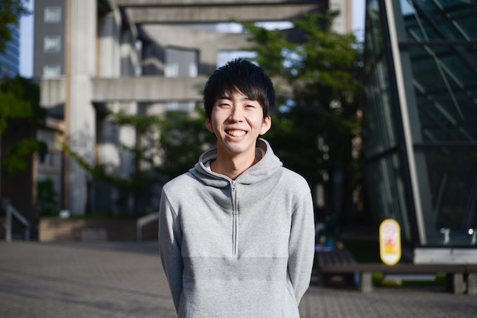 【写真】笑顔で立っているまつおかそうしさん