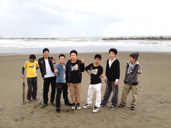 【写真】砂浜での楽しそうな子供たちとさいとうゆうすけさん。