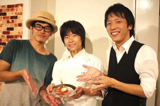 左から阿部さん、碧海さん、坂本さん。二人のサポートもあり、碧海さんはどんどん料理のスキルアップをしています