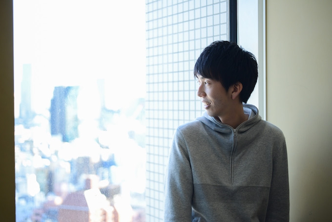 【写真】窓から外を見ているまつおかそうしさん