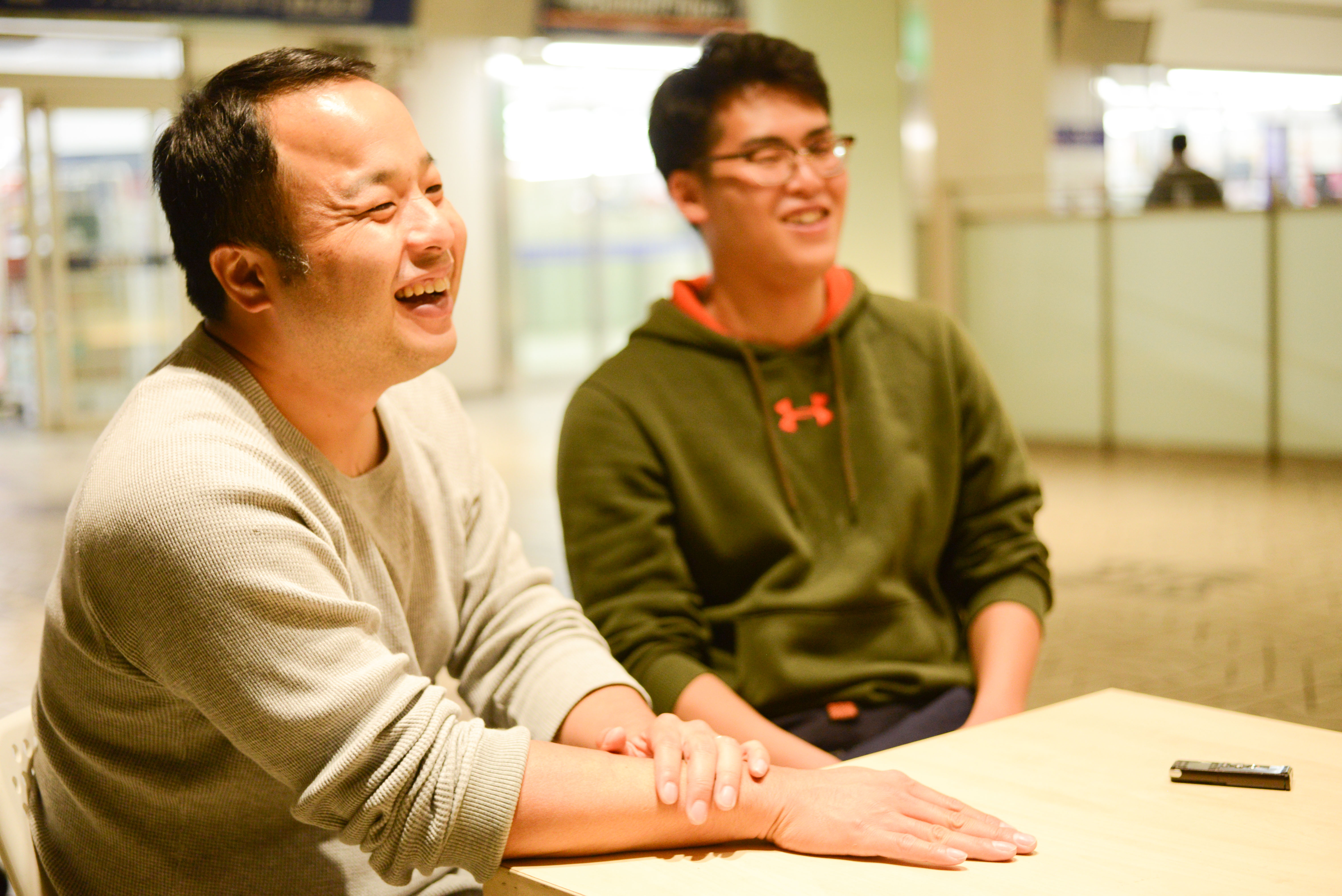 【写真】インタビューに笑顔で応えるふるいちさんと、話を一緒に聞いているまつおかさん。2人とも笑みがこぼれている。