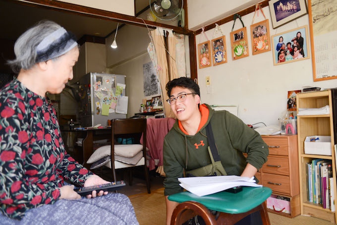 【写真】ごようきき利用者のSさんとまつおかさん。まつおかさんが録画したTVの編集方法を嬉しそうに伝えている。