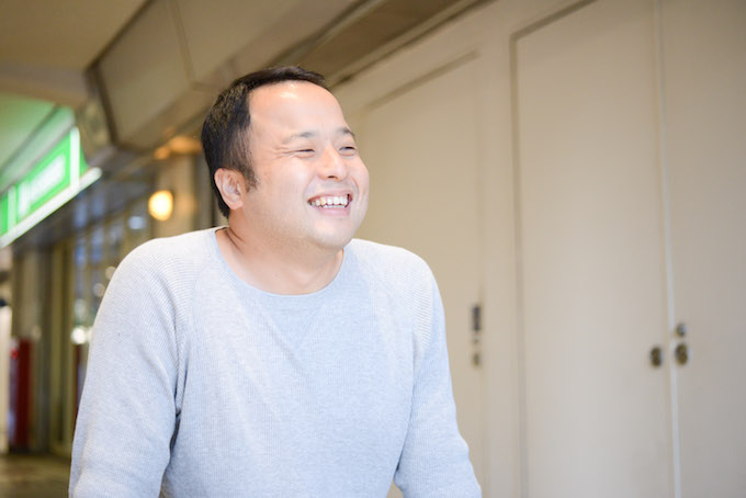 【写真】インタビューに満面の笑みで応えるふるいちさん。