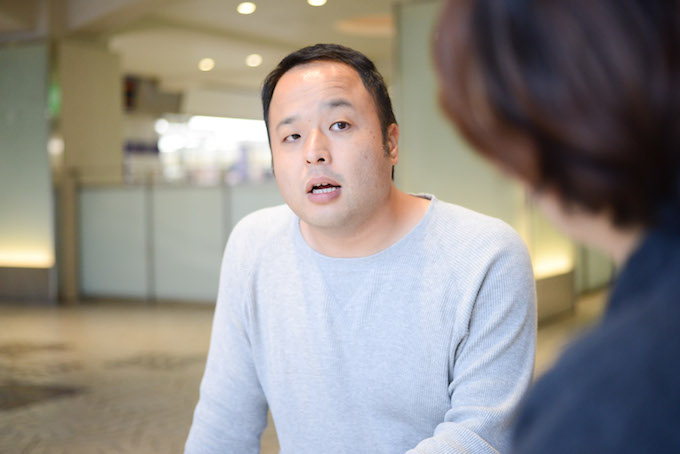 【写真】インタビューに応えるふるいちさん。