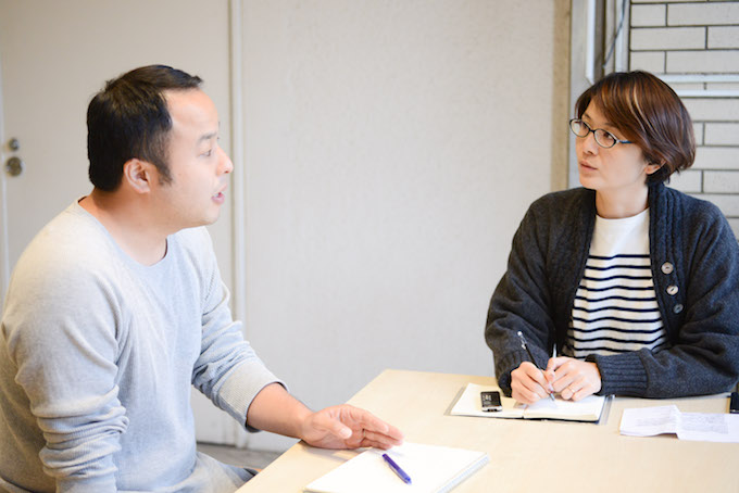 【写真】インタビューに応えるふるいちさん。