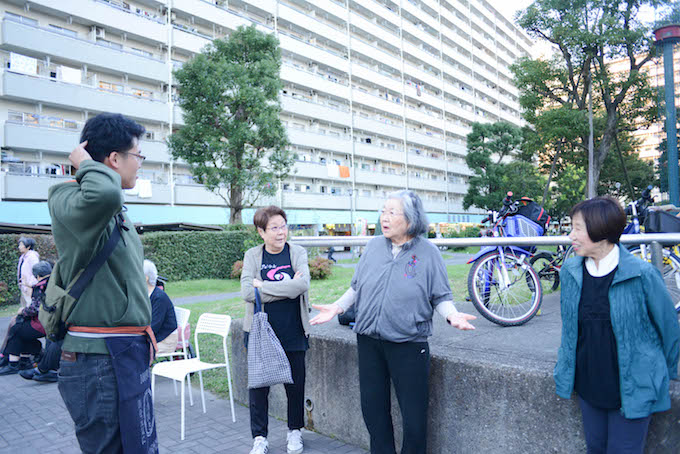 【写真】グループでインタビューに応えるちぃちゃん体操の参加者。とてもいきいきとしている。