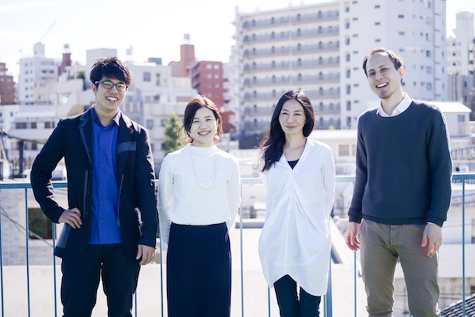 【写真】屋上で爽やかな笑顔のさいとうゆうすけさん、あおきしょうこさん、おざわいぶきさん、さいよしみちさん