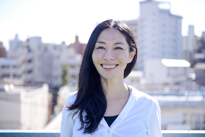 【写真】笑顔で立っているおざわいぶきさん